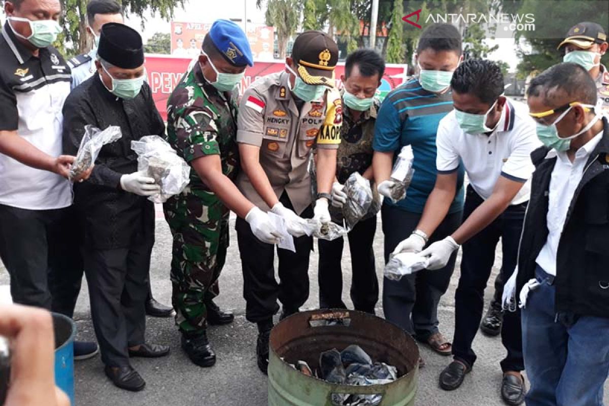 Polres Karimun musnahkan 1 kilogram ganja (video)