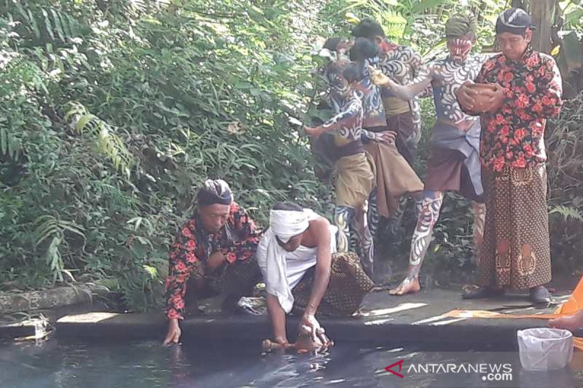 "Bajong Banyu" tradisi perang air sambut Ramadhan