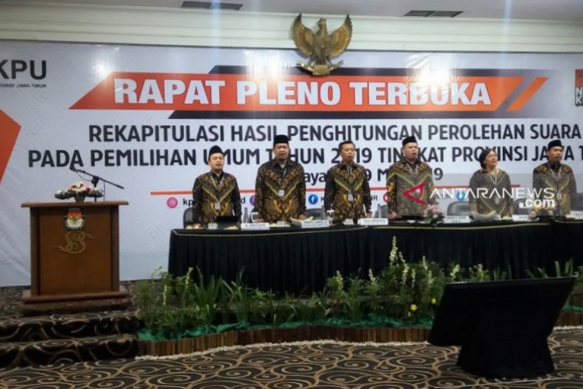 Rekapitulasi tingkat provinsi diawali doakan petugas pemilu meninggal