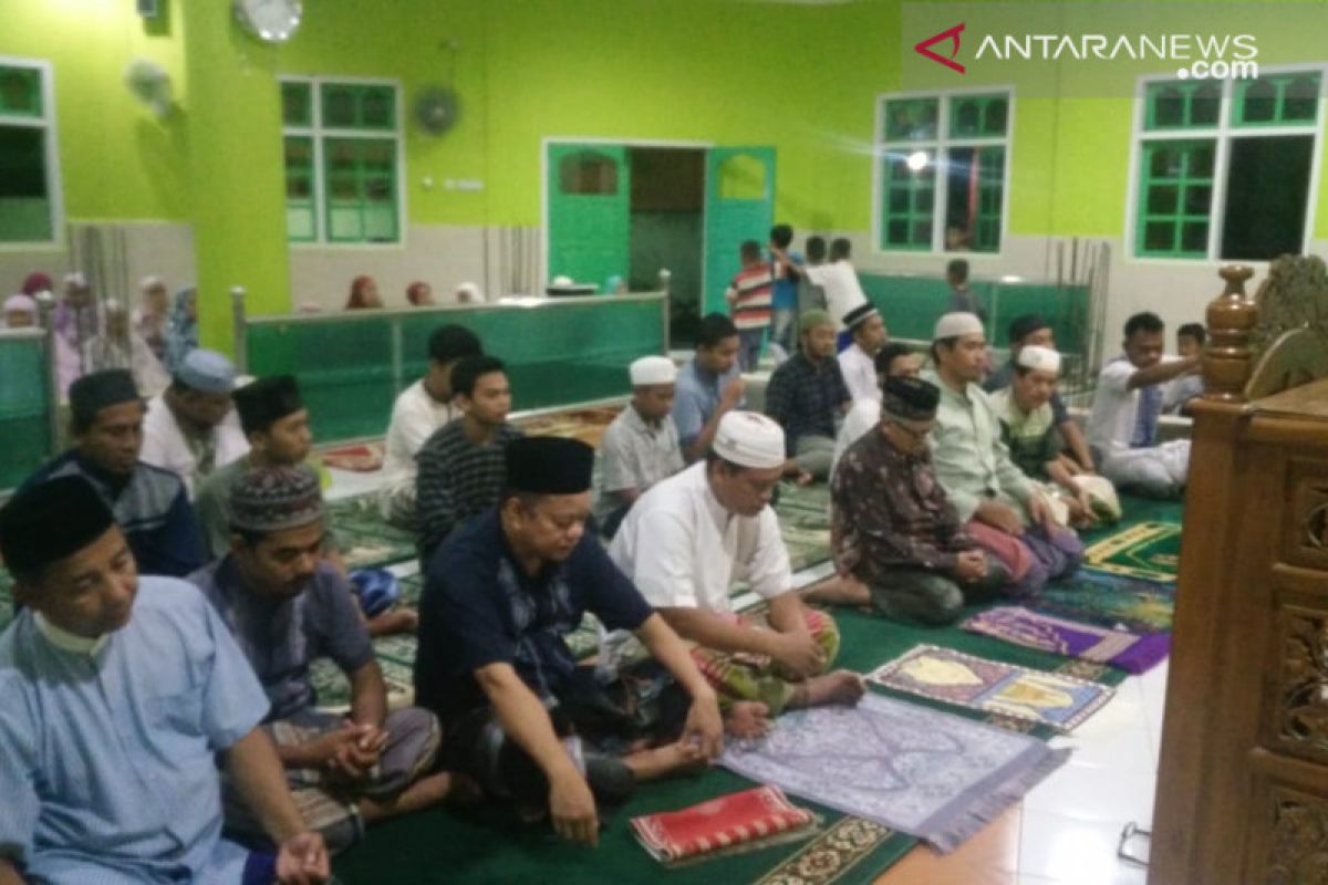 Warga Muslim Kendari antusias shalat tarawih pertama