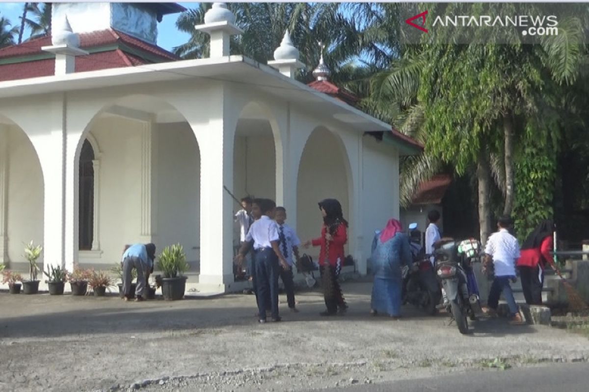 Sambut Ramadhan pelajar Pasaman Barat bersihkan masjid