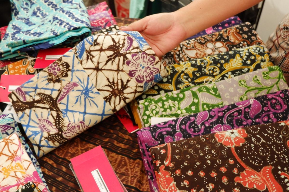 Memikat WN Bangladesh dengan batik