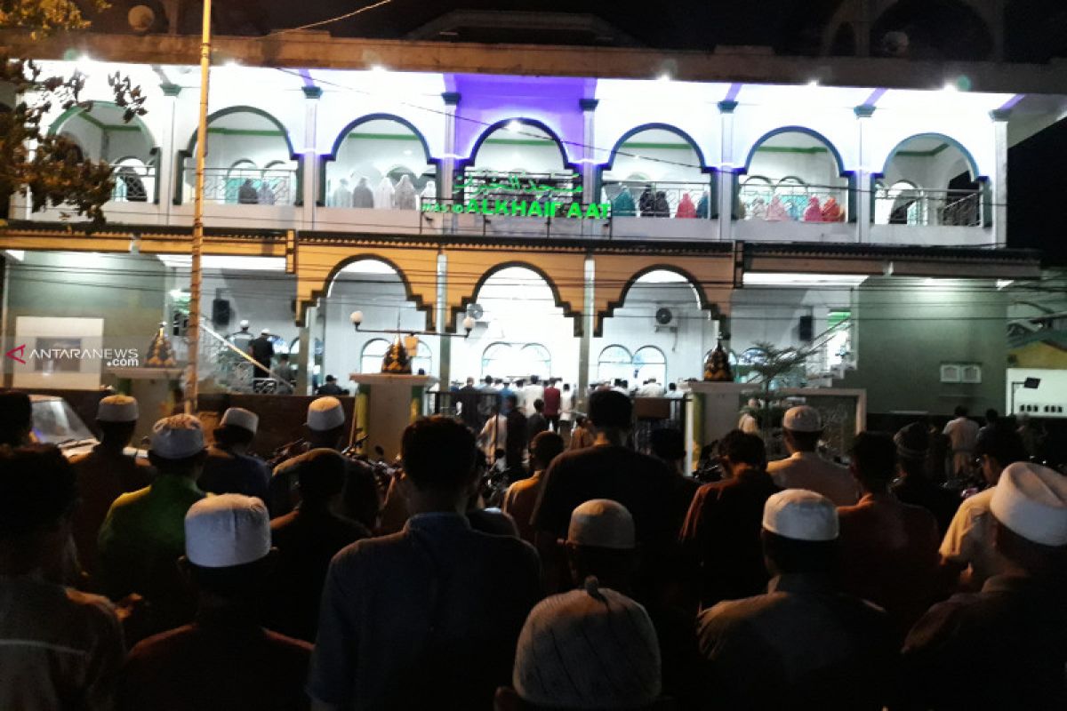 Jamaah Masjid Alkhairaat Palu shalat tarawih meluber ke badan jalan