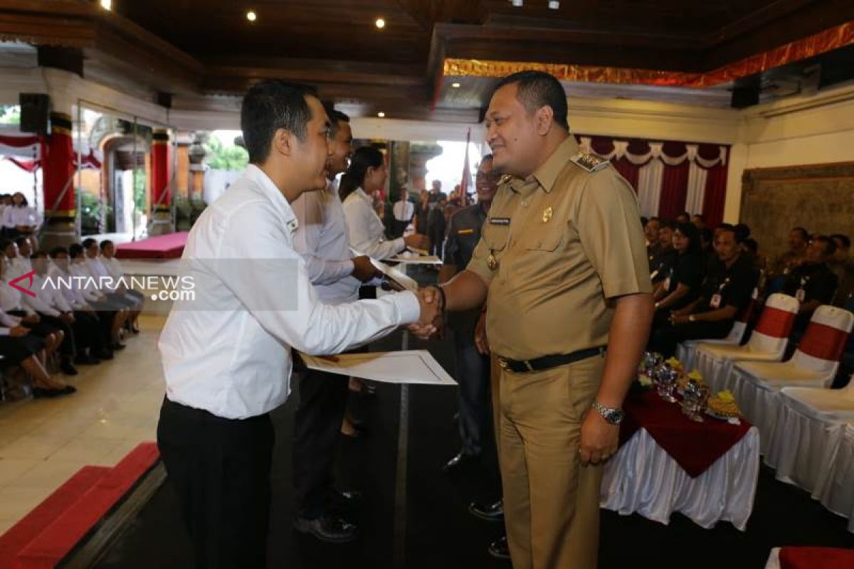 Mayoritas guru, Bupati Gianyar serahkan SK 313 CPNS