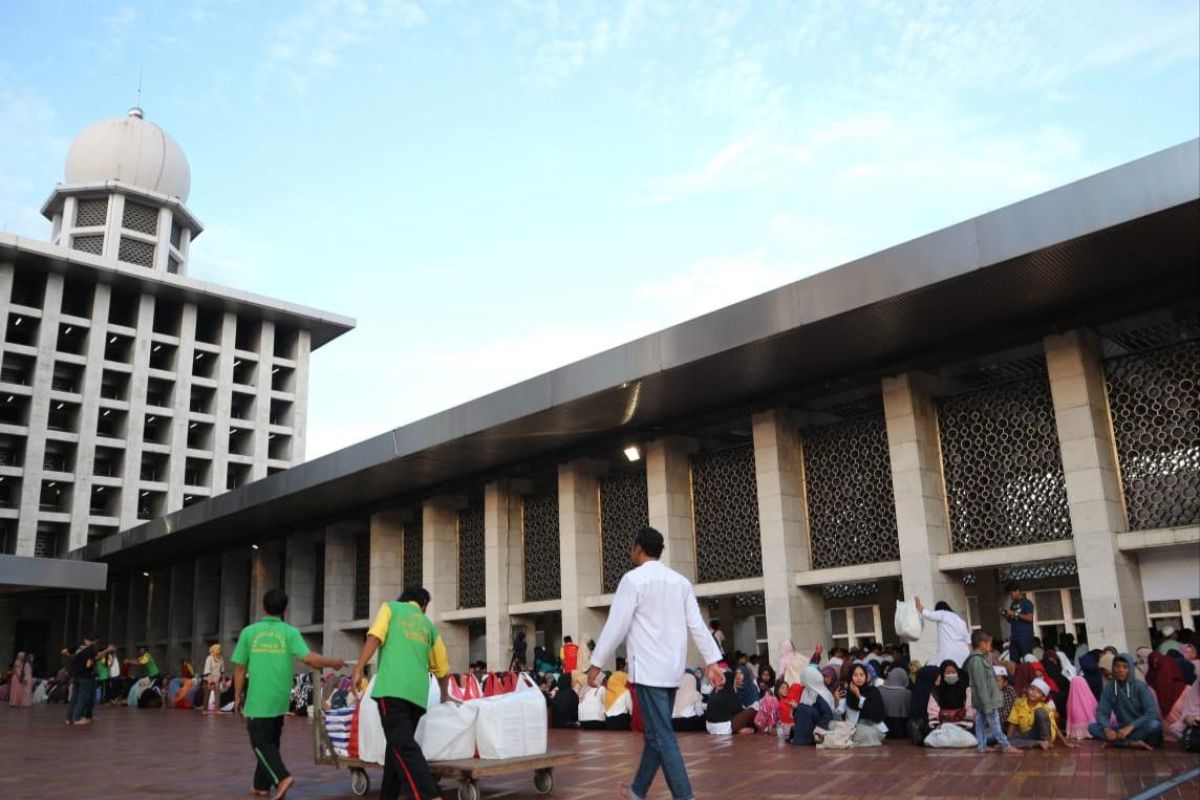 Warga padati Istiqlal saat berbuka puasa Ramadhan hari pertama