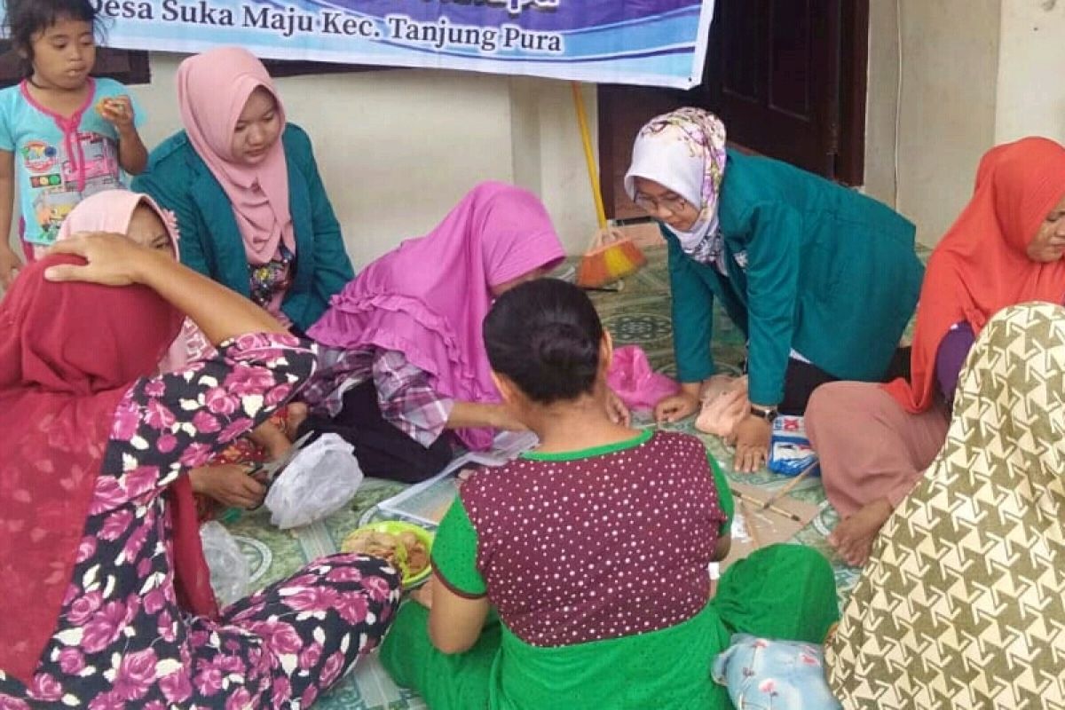 Mahasiswa Unimed beri pelatihan kerajinan tangan di Langkat