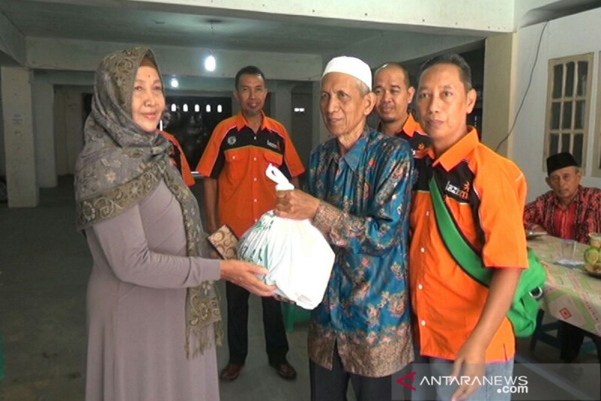 LAZISMu distributes 300 packages of basic necessities