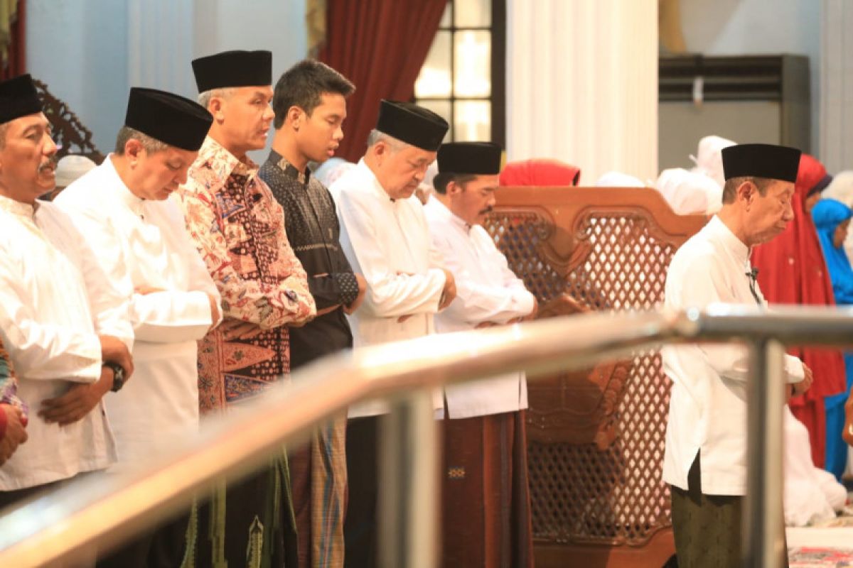 Ganjar tarawih keliling bersama Kapolda dan Pangdam