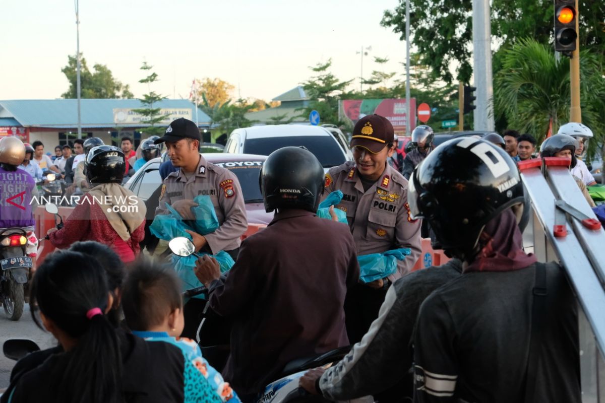 Polda Kepri bagikan ratusan takjil di Batam