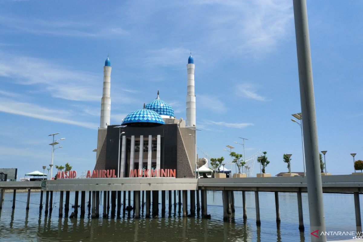 Kurma menu wajib selama Ramadhan di Masjid Terapung Makasar