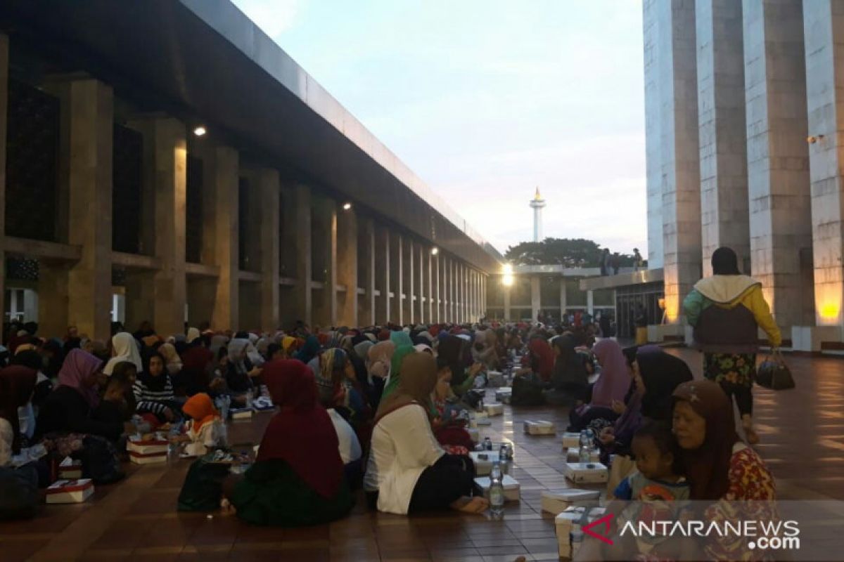 Donatur buka bersama Masjid Istiqlal dari berbagai negara