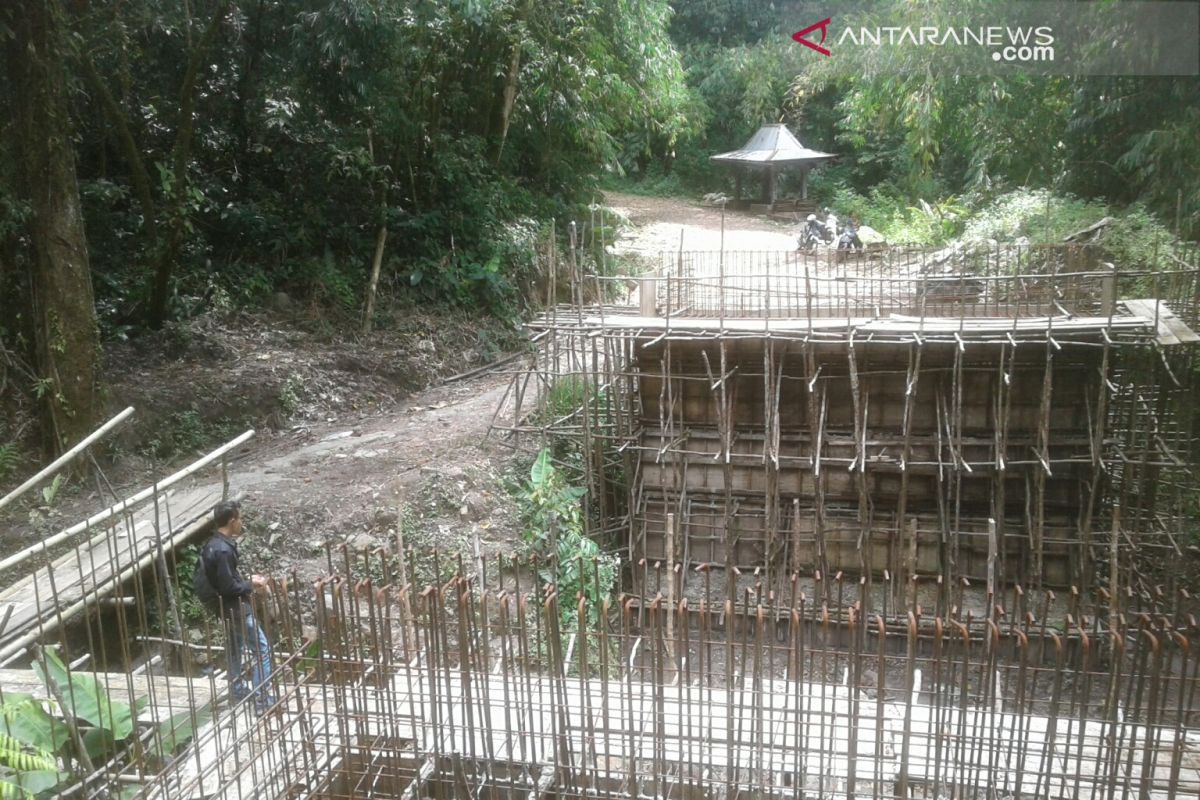 Pengunjung Bukit Kaba keluhkan pembangunan jembatan yang terbengkalai