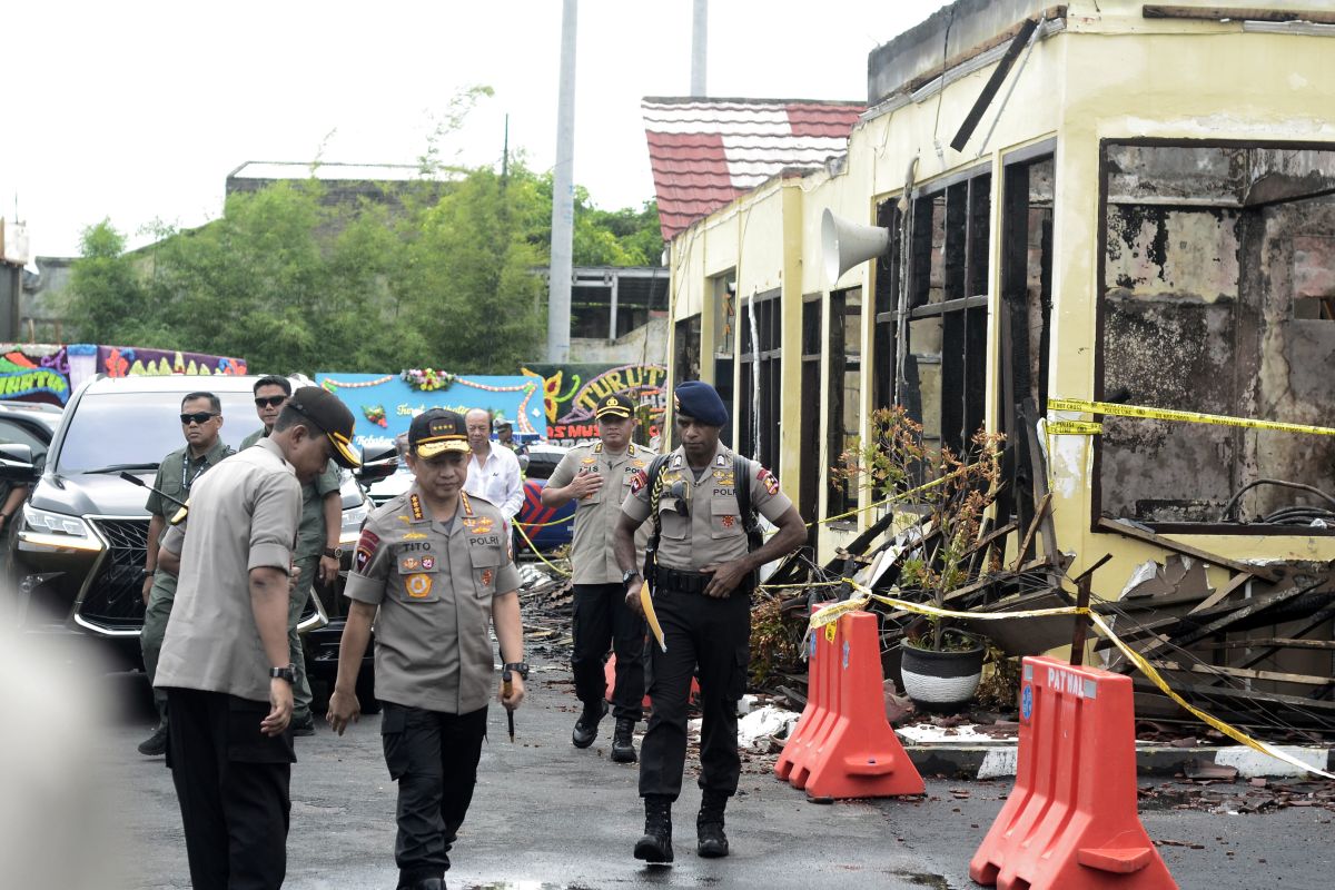 Kapolri tinjau Mapolres Lampung Selatan yang ludes terbakar