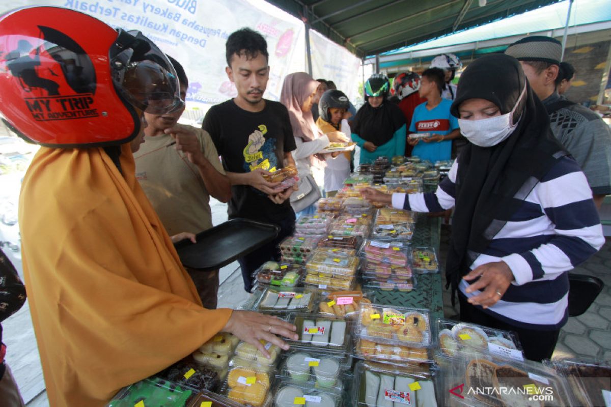 Berburu takjil hari pertama puasa di Gorontalo