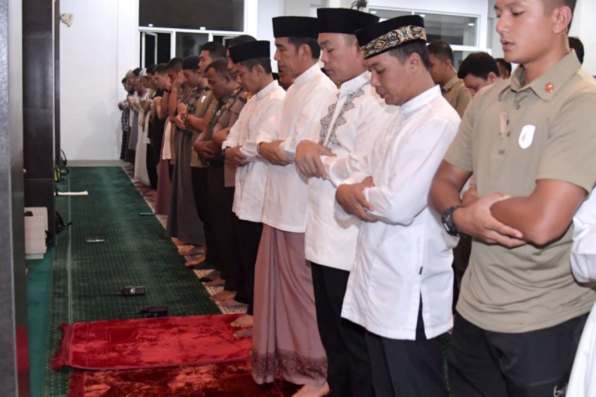 Presiden Joko Widodo laksanakan salat tarawih pertama di Bogor