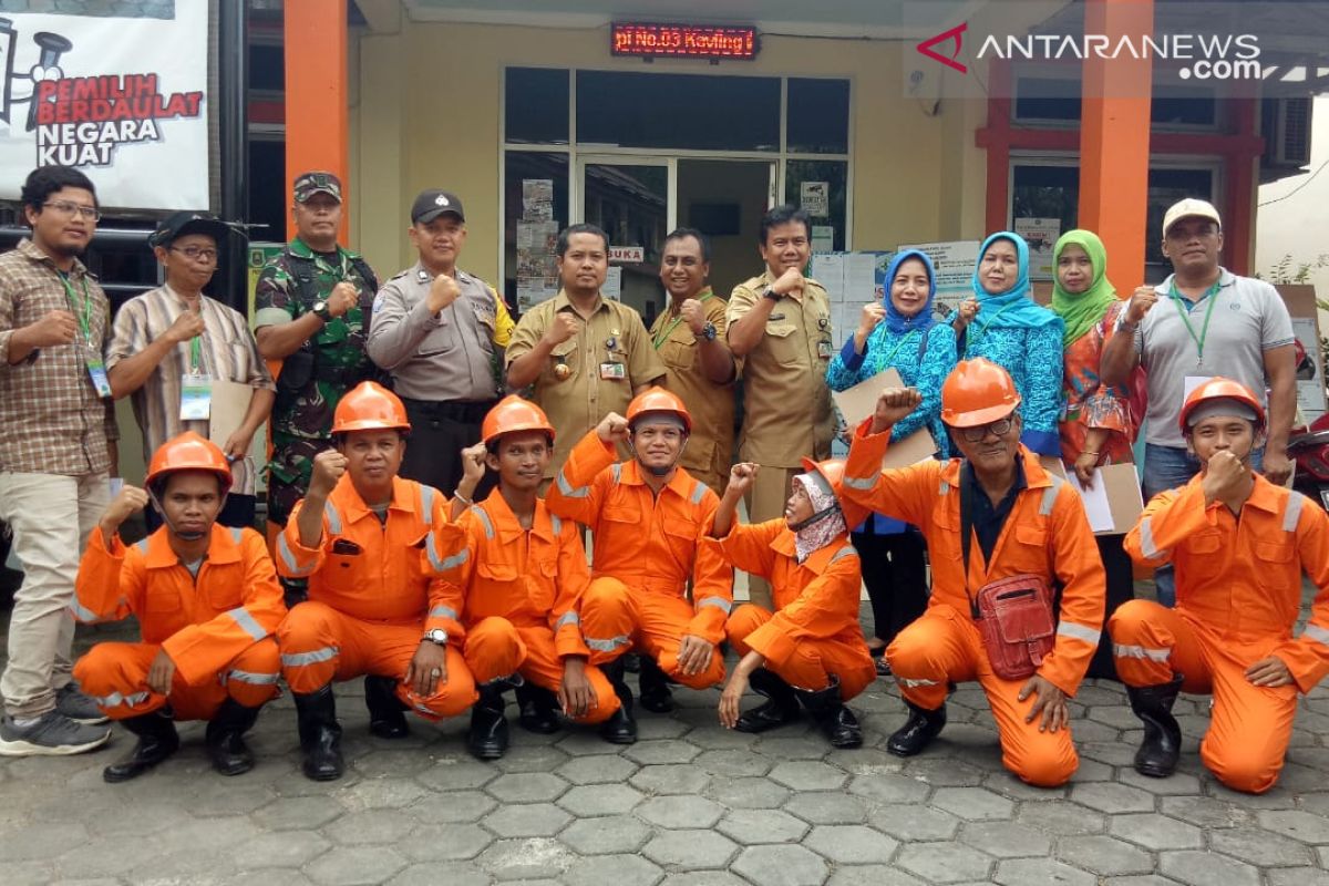 Satgas kebersihan Kelurahan Ciwaduk sisir sampah di pemukiman