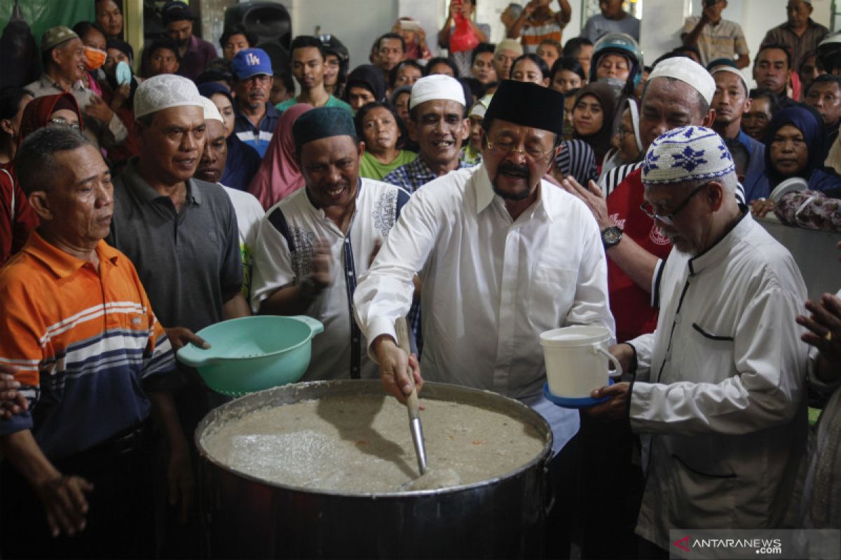 Ratusan warga antre ikuti tradisi pembagian bubur samin