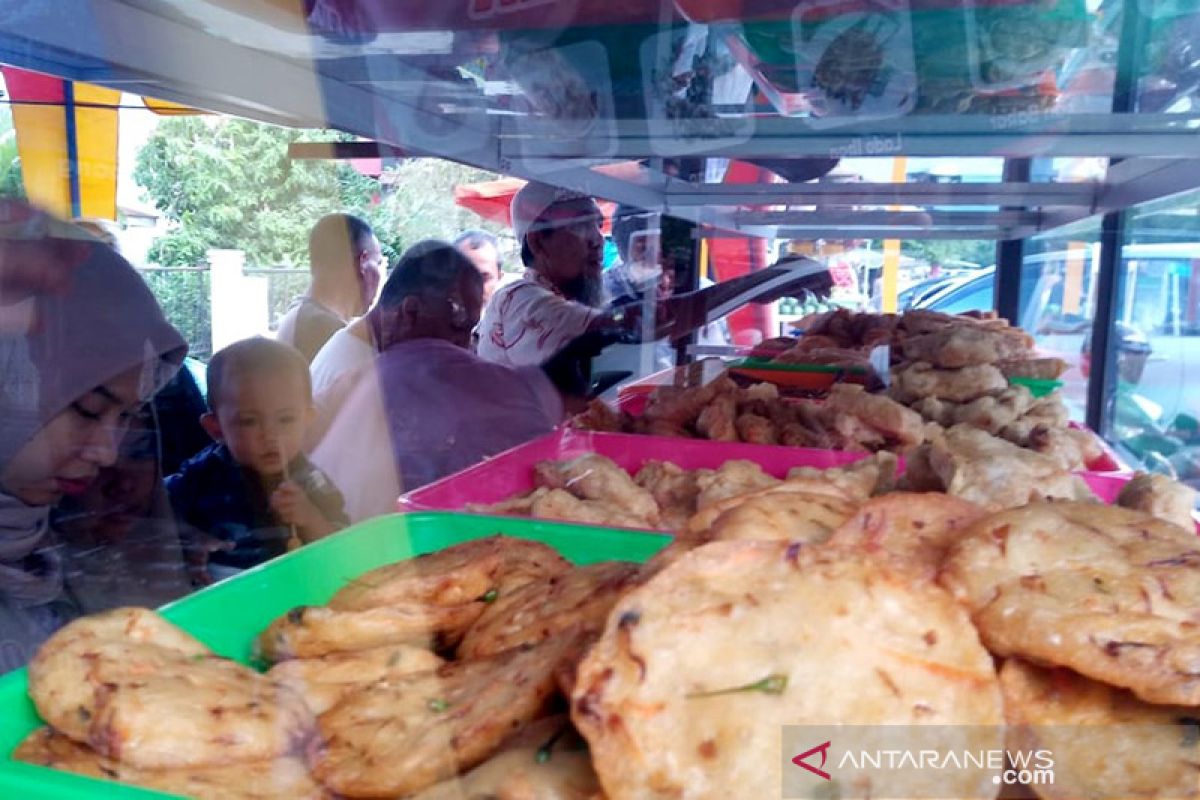 Berburu takjil buka puasa pertama