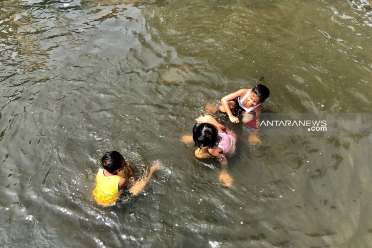 Gubernur Jatim bersiap teruskan pembangunan tanggul antisipasi banjir