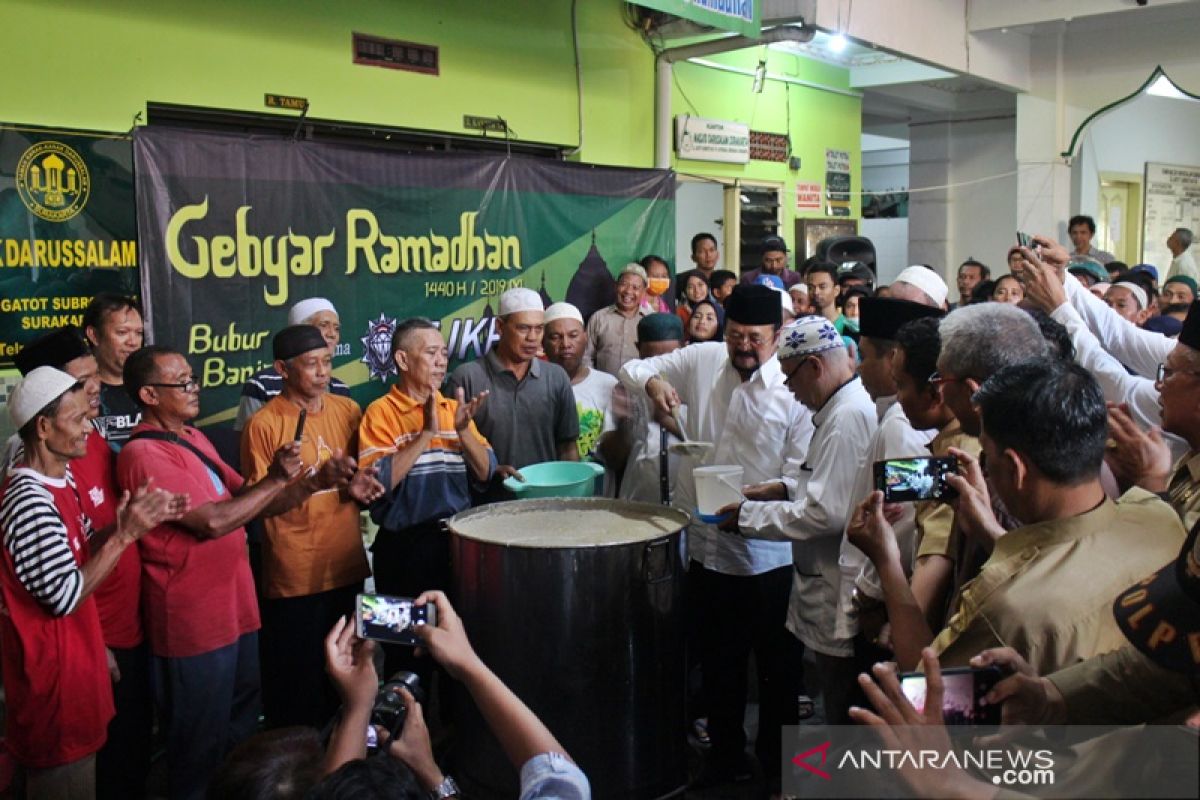 Warga antre ikuti tradisi pembagian bubur samin