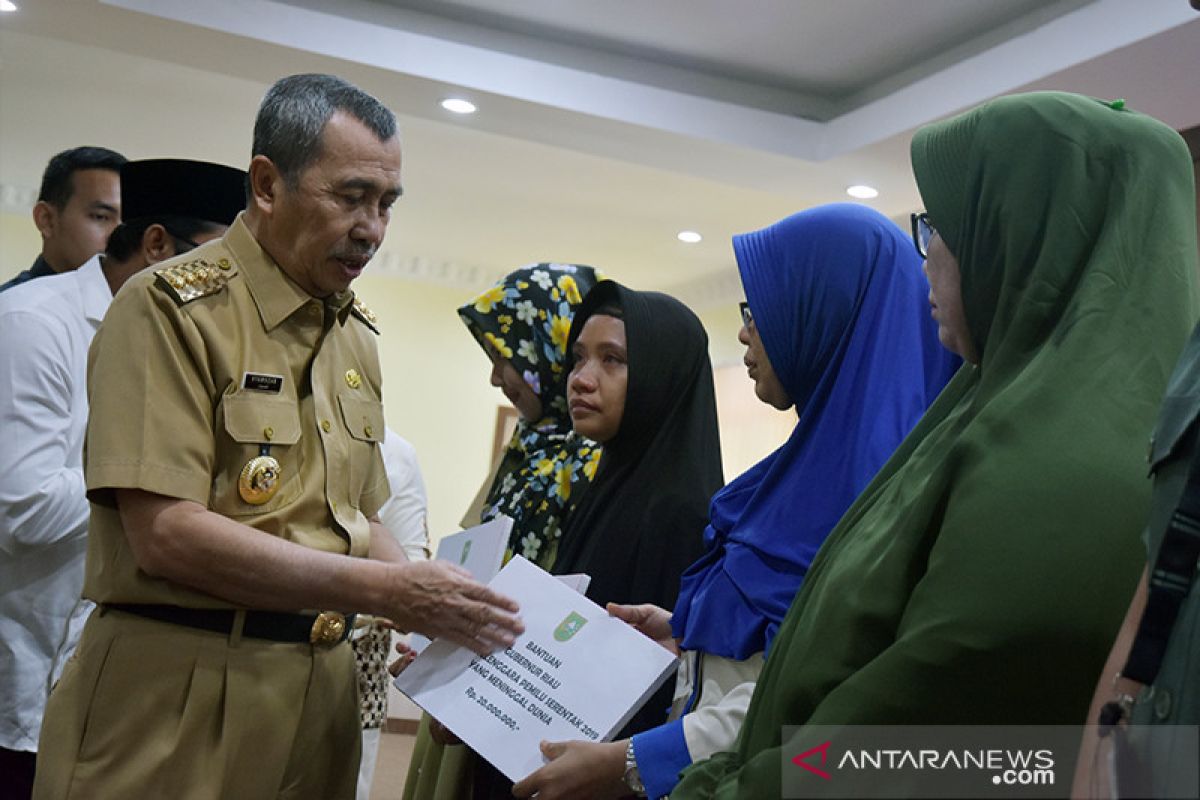 Gubernur Riau menangis saat santuni Pahlawan Pemilu yang meninggal