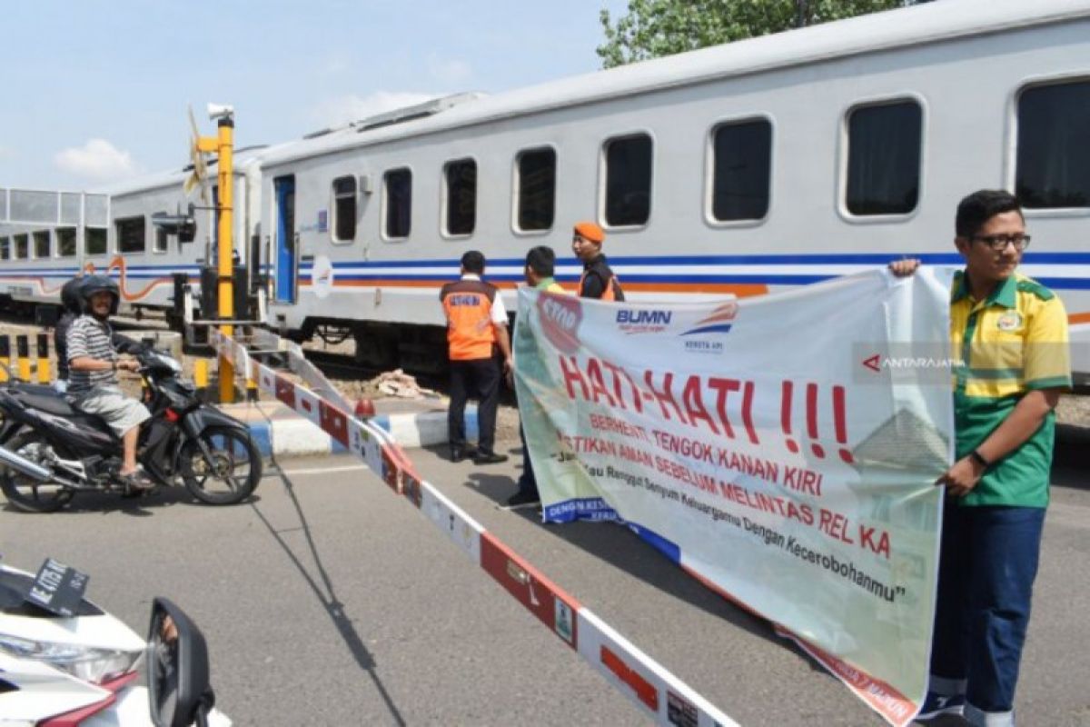 KAI Madiun sosialisasikan sanksi denda penerobos perlintasan