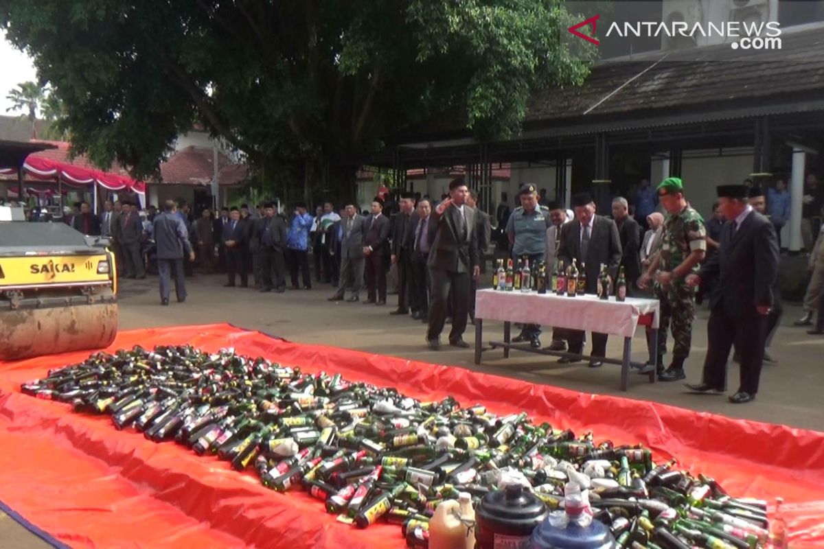 Hari pertama puasa, Wali Kota Cilegon musnahkan miras