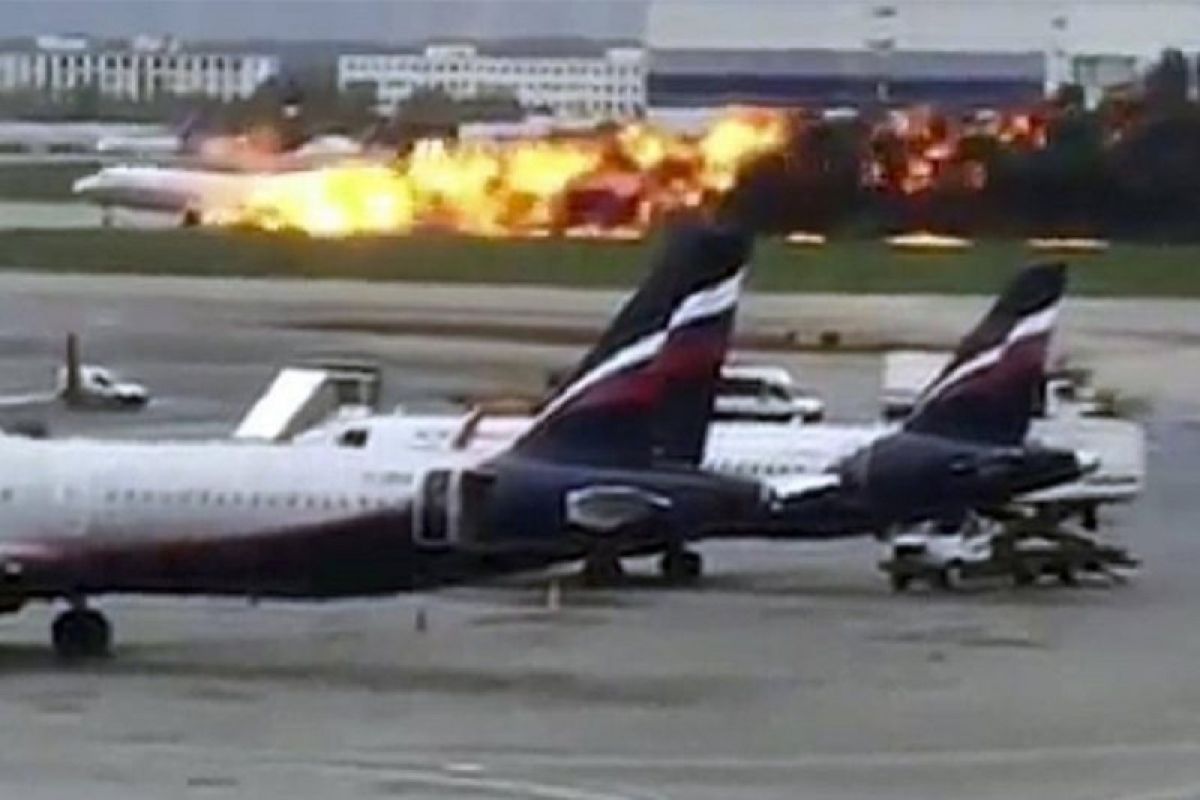 Korban kecelakaan pesawat Sukhoi di bandara Rusia bertambah menjadi 41 jiwa
