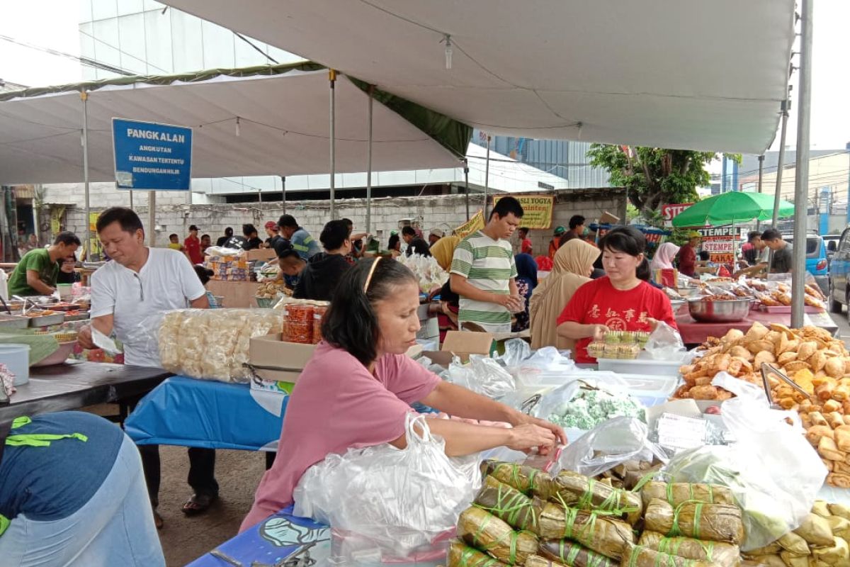 Warga Jakarta ramai-ramai berburu  takjil di Pasar Benhil