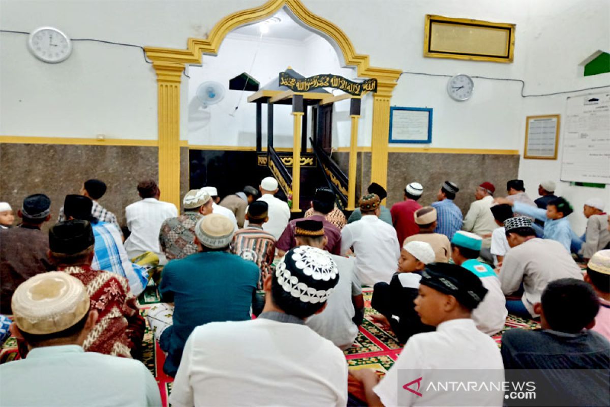 Umat muslim di Palangka Raya antusias shalat tarawih pertama