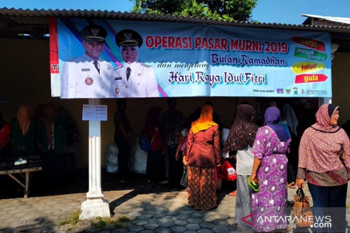 Warga Kediri padati lokasi operasi pasar murah