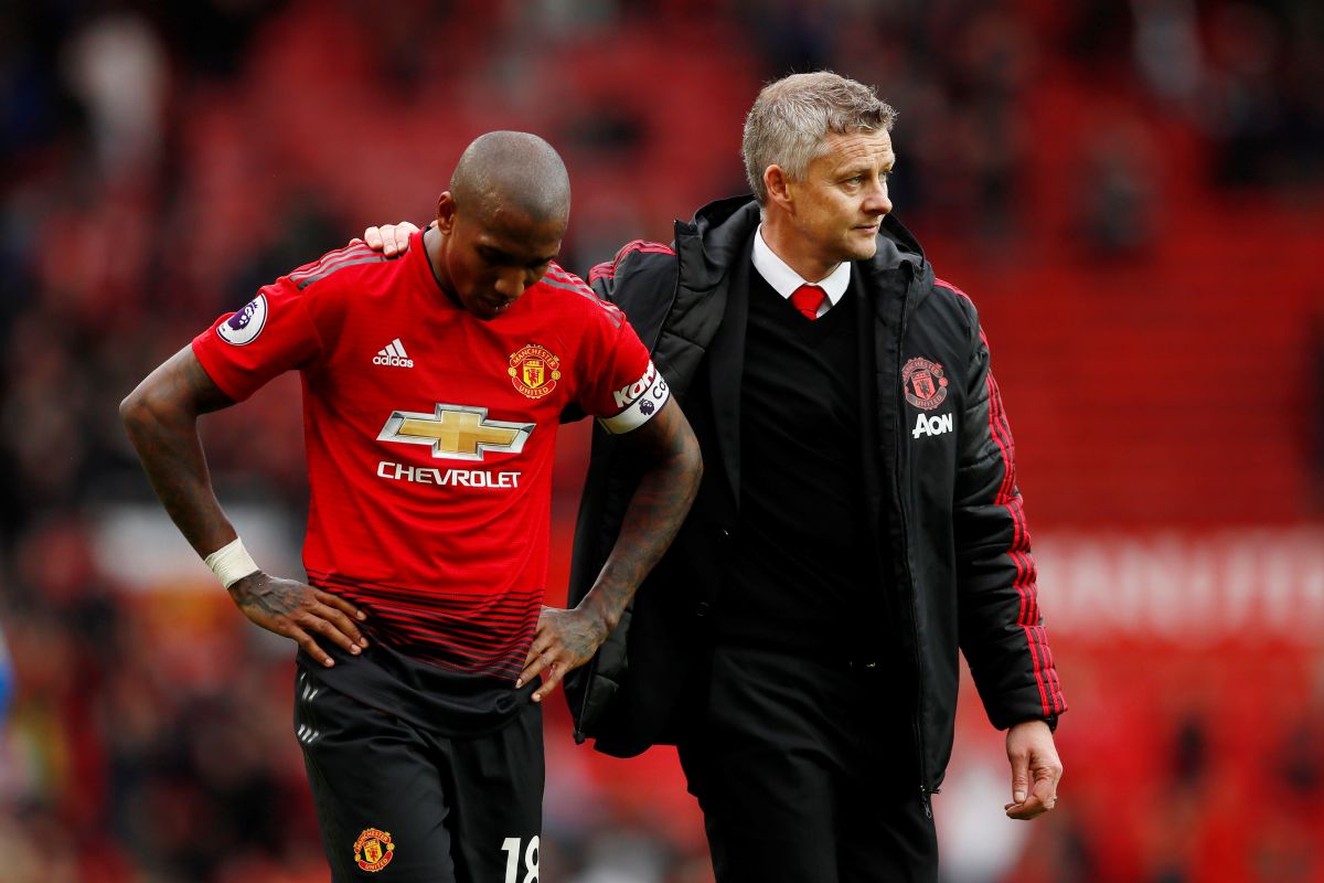 Kapten tim Ashley Young menilai MU turunkan derajatnya