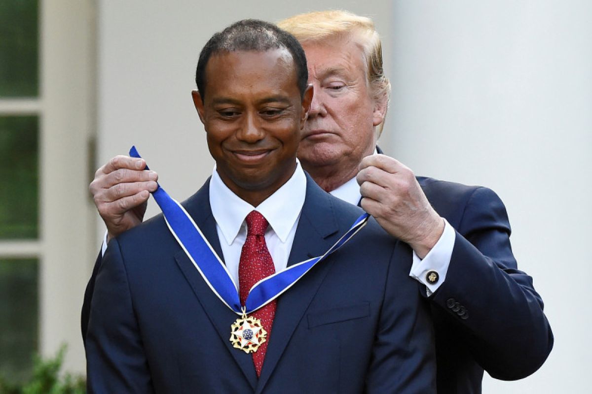 Woods terbata-bata saat terima Medali Kebebasan dari Trump