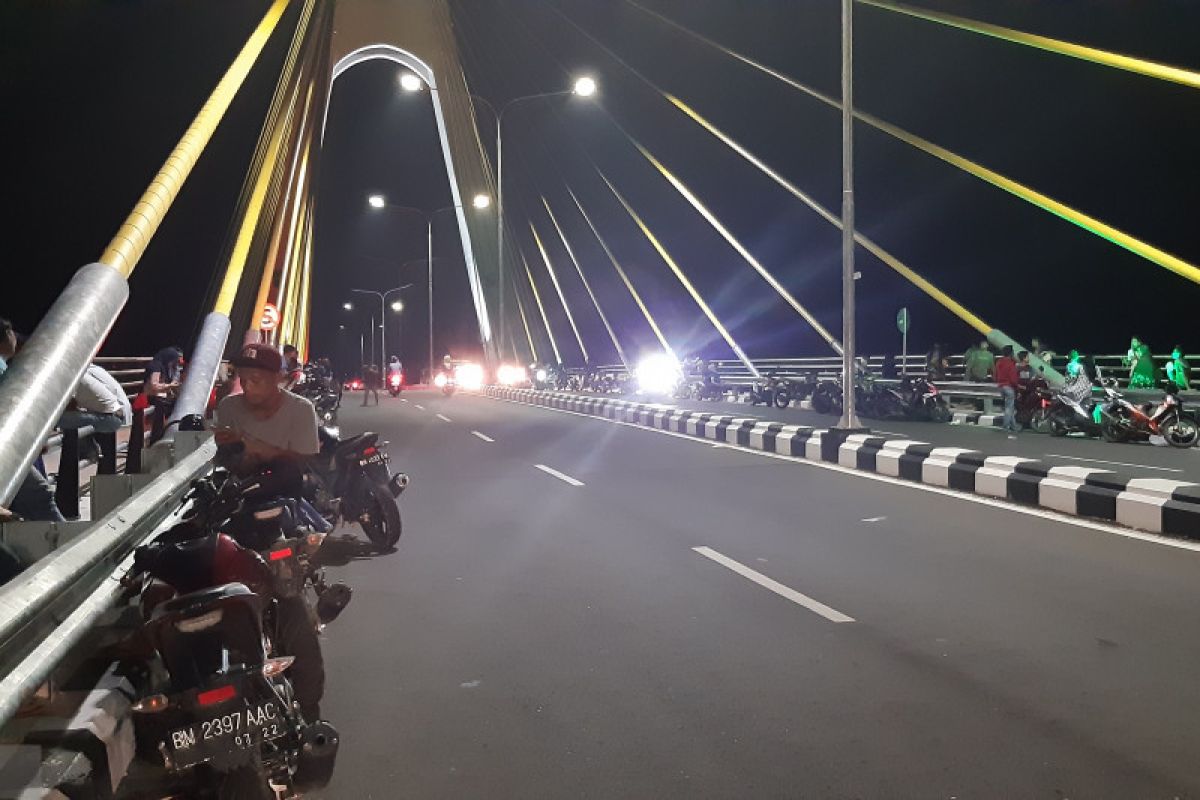 Jembatan Siak IV jadi tempat pacaran pada bulan Ramadhan