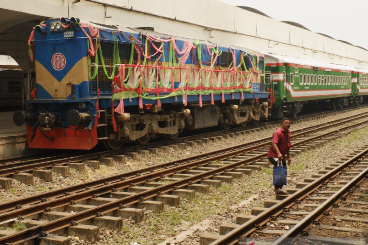 Kereta api buatan Indonesia berjaya di Banglandesh