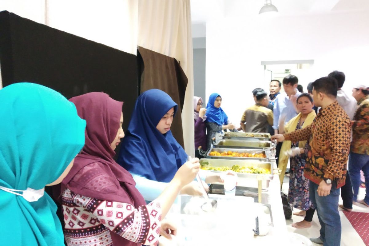 Opor ayam menu utama buka puasa perdana KBRI Beijing