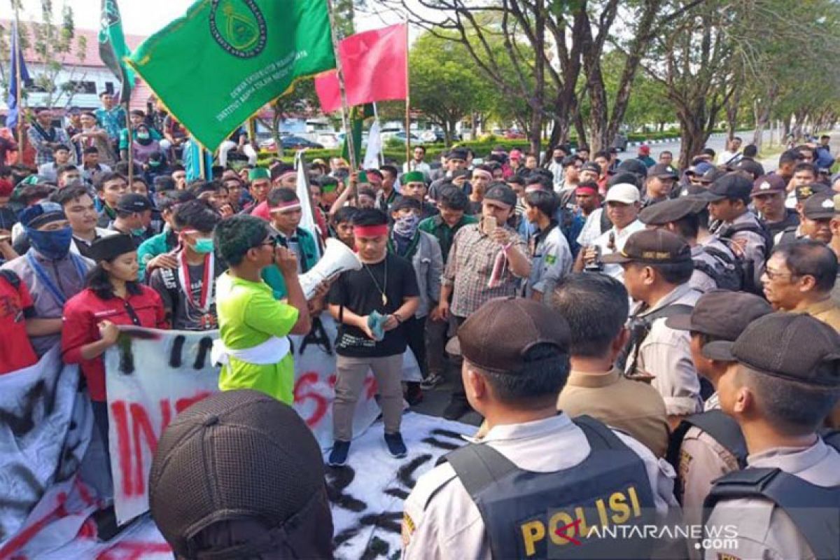 Ratusan mahasiswa demo Gubernur Kalteng