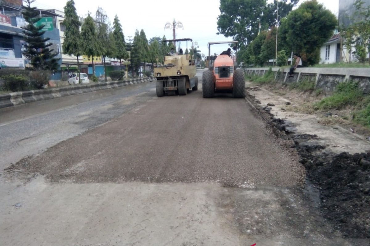 Jelang mudik jalan nasional di Batanghari mulai diperbaiki