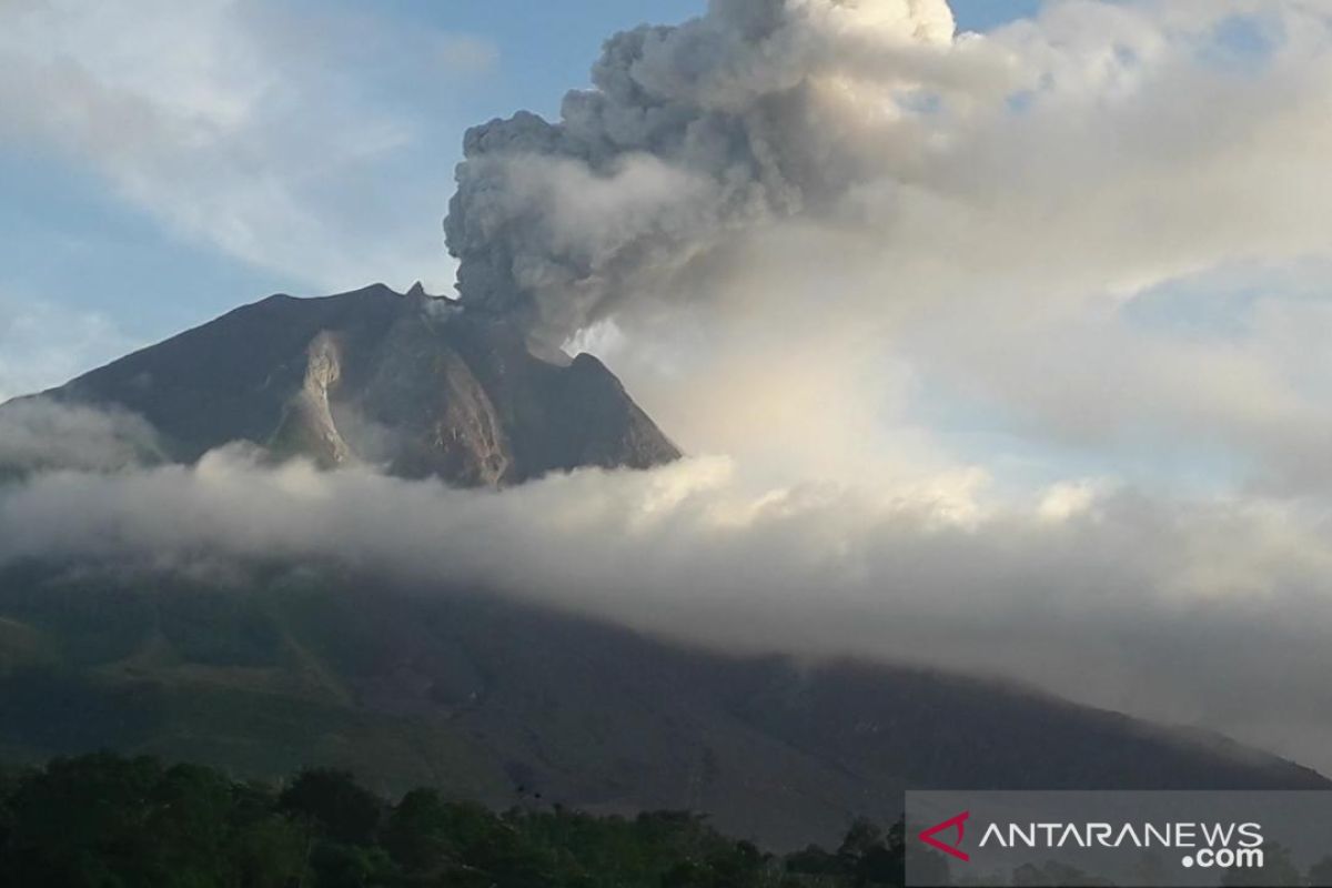 Gunung Sinabung kembali erupsi, kolom abu capai 2.000 meter