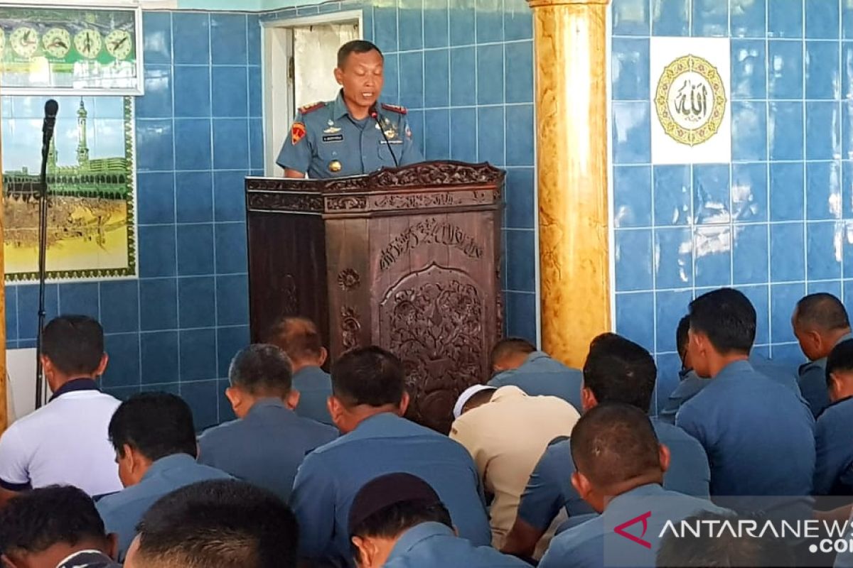 Lantamal VI Makassar giatkan kultum setiap hari  di masjidnya