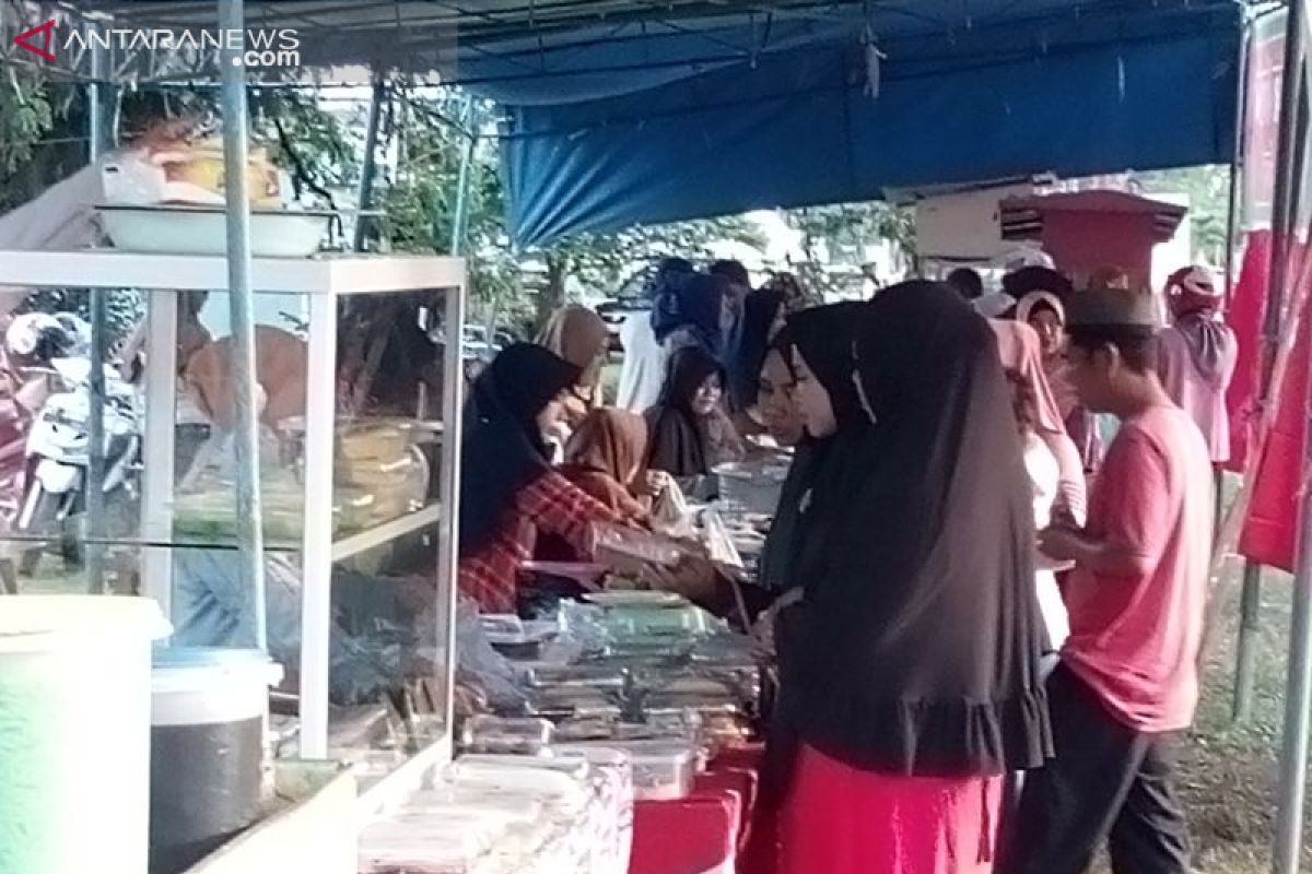 Warga Penajam berburu santapan berbuka puasa