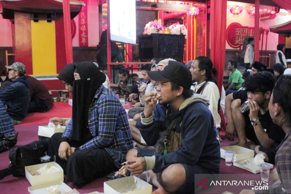 Sinta Nuriyah sahur bersama di Vihara Dhanagun Bogor untuk tunjukkan toleransi beragama