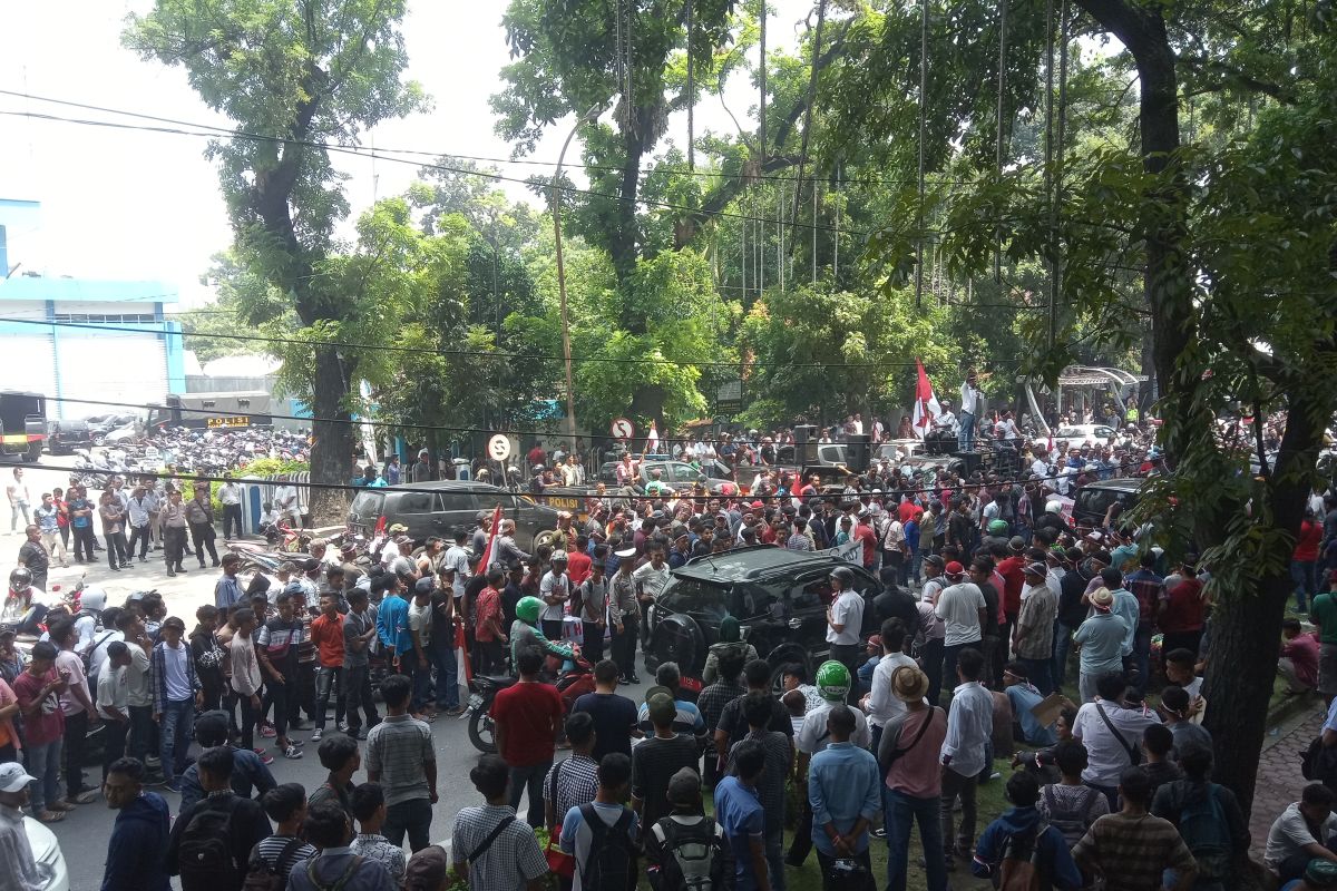 Ribuan warga kawal rekapitulasi suara di Medan
