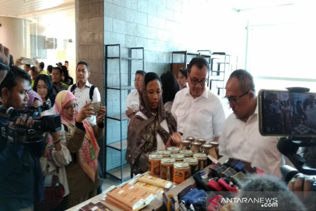 Menteri BUMN memborong produk UKM di gerai bandara Yogyakarta (VIDEO)