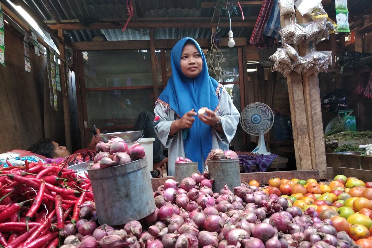 Pedagang di Mamuju keluhkan lonjakan harga bawang selama Ramadhan