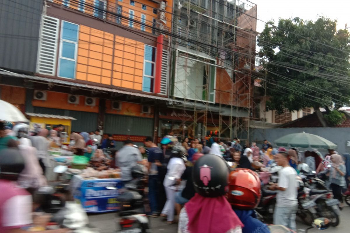 Masyarakat dapat berburu takjil di Jl Zainal Abidin Pagar Alam