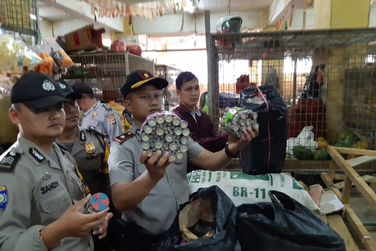 Polisi geledah dan temukan ribuan butir petasan dari berbagai jenis