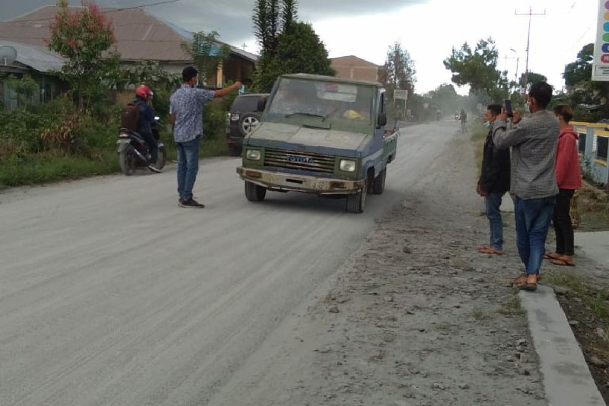 Personel BPBD Karo amankan warga agar tak ke lokasi erupsi Sinabung