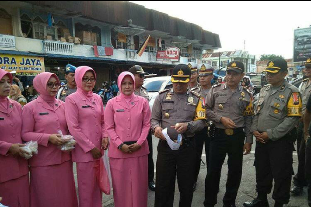 Ramadhan, Polres Pasamanberagi takjil gratis