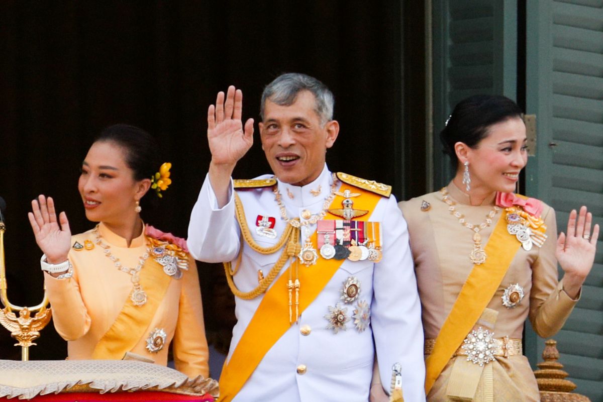 Raja Thailand pecat pejabat istana karena 